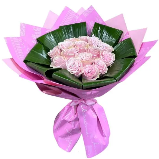 Ramo de 15 rosas rosadas con papel coreano 